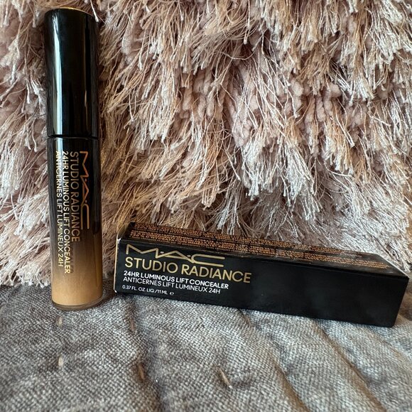 MAC Studio Radiance 24hr Luminous Lift Concealer NC30 - New in Box - Picture 1 of 6